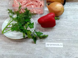 Шаг 1: Подготовьте ингредиенты: мясо (телятину или говядину), репчатый лук, болгарский красный перец, сушеную паприку, зелень.