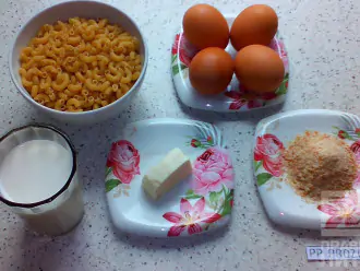Шаг 1: Подготовьте необходимые ингредиенты: макароны, яйца, молоко, сливочное масло и панировочные сухари.