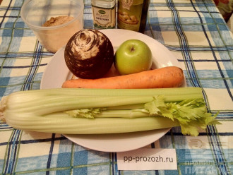 Шаг 1: Подготовьте ингредиенты: черную редьку, морковь, стебель сельдерея, яблоко, оливковое масло, сок лимона, орегано.