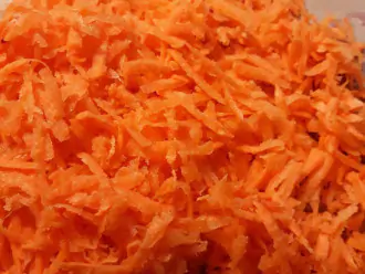 Шаг 4: Натрите морковь и половинку свеклы. Нарежьте огурец.