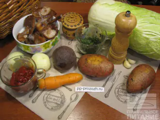 Шаг 1: Подготовьте ингредиенты. Овощи помойте и почистите.