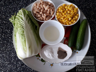 Шаг 1: Подготовьте все ингредиенты для салата из пекинской капусты с фасолью: пекинскую капусту, фасоль, кукурузу, огурцы, растительное масло, соль, чёрный перец.