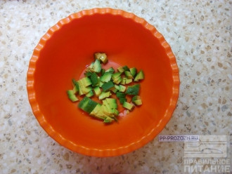 Шаг 2: Нарежьте мякоть авокадо, сбрызните небольшим количеством лимонного сока и выложите в миску. 