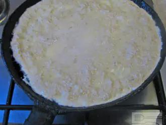 Шаг 3: Сбрызните нагретую сковороду небольшим количеством растительного масла. Вылейте тесто и выпекайте минут 5-6 на среднем огне.