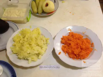 Шаг 3: Картофель натрите на крупной терке, а морковь на мелкой.