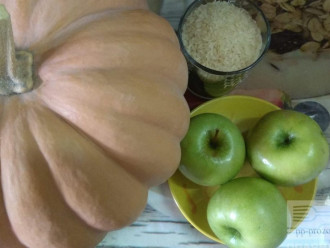 Шаг 1: Подготовьте ингредиенты. Тыкву и яблоко помойте. Рис оварите до готовности.