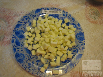 Шаг 6: Нарежьте сыр сулугуни небольшими кубиками.