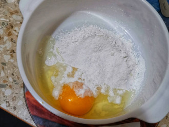 Шаг 2: В миску добавьте яйцо, муку, разрыхлитель.