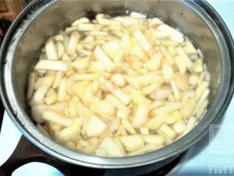 Шаг 5: Налейте 750 миллилитров воды и поставьте на плиту, затем в кастрюлю с водой добавьте грушу, яблоко и мед. Варите фрукты 30 минут до мягкости.