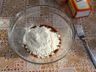 Шаг 4: Перелейте мёд в удобную для замешивания теста посуду, добавьте пшеничную муку, соль и соду.