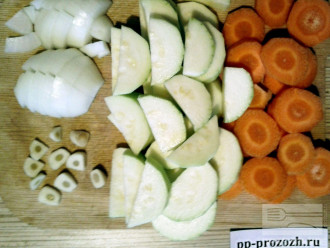 Шаг 2: Кабачок и морковь помойте и почистите. Порежьте лук, чеснок и овощи крупными кусочки.