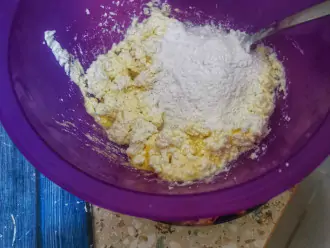 Шаг 2: Соедините в глубокой миске творог с яйцом, добавьте рисовую муку.