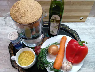 Шаг 1: Подготовьте необходимые ингредиенты для приготовления постной пшенной каши с овощами. 