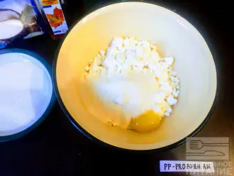 Шаг 2: В глубокой тарелке смешайте творог, манную крупу, яйцо и кокосовую стружку.