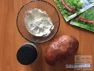 Шаг 1: Для приготовления постных драников возьмите картофель, цельнозерновая мука, сушёная зелень, соль и перец. 