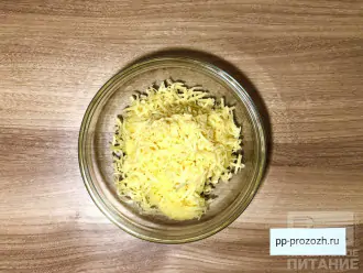 Шаг 3: Добавьте натертый на мелкой терке сыр.