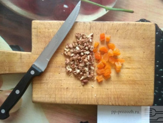 Шаг 4: Измельчите орехи и курагу ножом. Изюм промойте.
