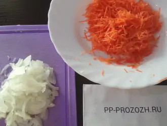 Шаг 3: Нарежьте тонко лук, потрите морковь на средней терке.