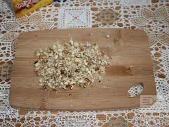 Шаг 3: Мелко нарежьте грецкие орехи.