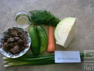 Шаг 1: Подготовьте необходимые ингредиенты. Помойте и просушите овощи и зелень. Почистите морковь. С грибов слейте маринад.