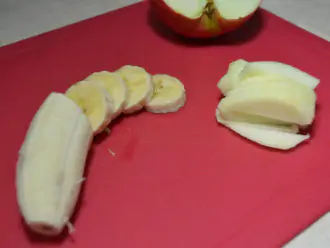 Шаг 9: Почистите и нарежьте банан, по желанию добавьте яблоко.