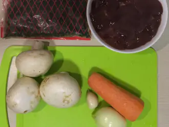 Шаг 1: Подготовьте продукты. Печень помойте. 
Лук, морковь и чеснок почистите.
Укроп промойте и обсушите. У меня укроп замороженный.