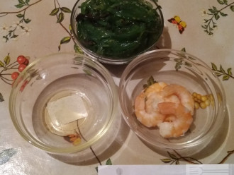 Шаг 1: Для салата возьмите водоросль Чука, креветки и смешайте оливковое масло и соль.