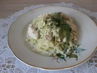 Шаг 13: Готовый салат выложите на мелкую столовую тарелку, украсьте веточкой зелени. Приятного аппетита!