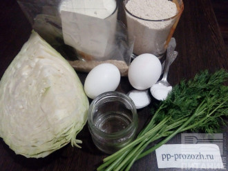 Шаг 1: Подготовьте ингредиенты: капусту, укроп, овсяную муку, кефир, яйца, масло, соль, соду и кунжут.