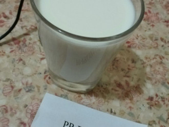 Шаг 2: Налейте в стакан молоко. 