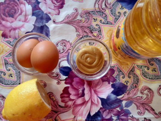 Шаг 1: Подготовьте все ингредиенты: яйца, масло подсолнечное, горчица, лимон. 