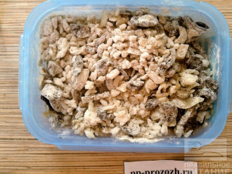 Шаг 4: Смешайте рис, грибы и лук. Добавьте муку, соль и перец по вкусу. Все еще раз хорошенько перемешайте.