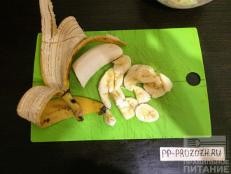 Шаг 4: Порежьте банан, половину банана добавьте в тесто. Вторую половину оставьте для начинки.