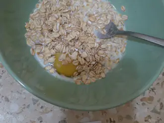 Шаг 2: Соедините яйцо с молоком, овсянкой и солью.