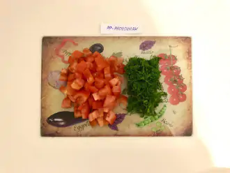 Шаг 3: Нарежьте помидор средними кубиками и измельчите укроп.