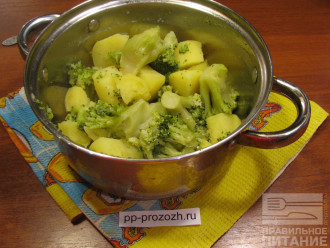 Шаг 4: Слейте всю воду из кастрюли. Дайте овощам остыть минут 10. Затем превратите овощи в пюре специальной толкушкой или блендером.