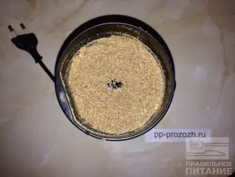 Шаг 3: Измельчите семена льна в кофемолке.