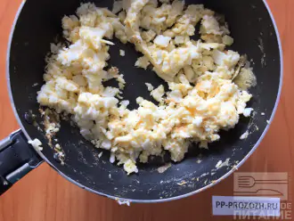 Шаг 2: Для начала обжарьте яйца перемешивая их на раскалённой сковороде. 