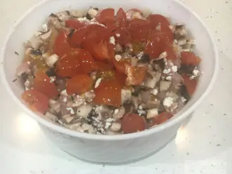 Шаг 5: Нарежьте помидоры кубиком и добавьте в блюдо. Всё перемешайте.