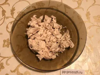 Шаг 2: Нарежьте куриное филе на небольшие кубики и переложите в миску.
