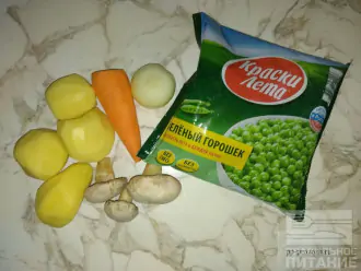 Шаг 1: Подготовьте все необходимые продукты. Картофель, грибы, лук и морковь промойте и очистите.