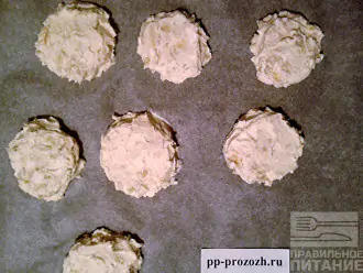 Шаг 5: Из полученной массы формируйте сырники в виде лепешек и выкладывайте их на противень, застеленный пергаментом для выпечки. Отправьте в разогретую до 180 градусов духовку на 30 минут.