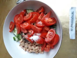Шаг 5: Положите все ингредиенты салата в глубокую посуду. 
