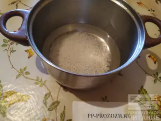 Шаг 2: Рис отварите, воду посолите половиной чайной ложки соли.