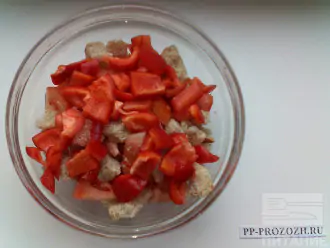 Шаг 4: Очищенный перец порежьте крупными кубиками и отправьте в салатницу. Отложите 1 столовую ложку перца для сервировочной заготовки.