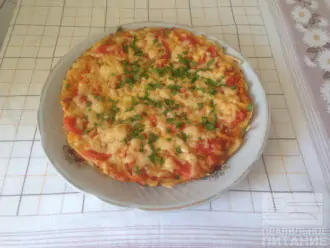 Шаг 6: Достаньте пиццу из духовки и выложите на блюдо. Есть ее лучше теплой.