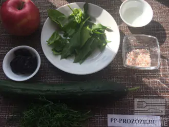 Шаг 1: Приготовьте необходимые ингредиенты. Вымойте овощи и фрукты. Промойте чернослив и замочите его в теплой воде на несколько минут.