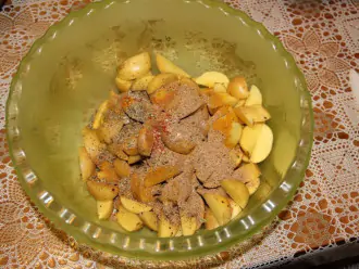 Шаг 5: Смешайте картофель со специями. 
