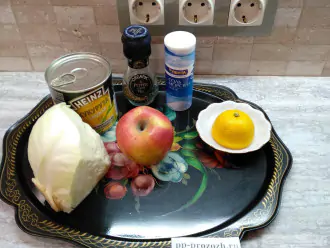 Шаг 1: Подготовьте ингредиенты для салата: яблоко, капусту, кукурузу, лимонный сок, соль, перец.