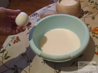 Шаг 3: Добавьте яйцо, мед, соль и перемешайте.